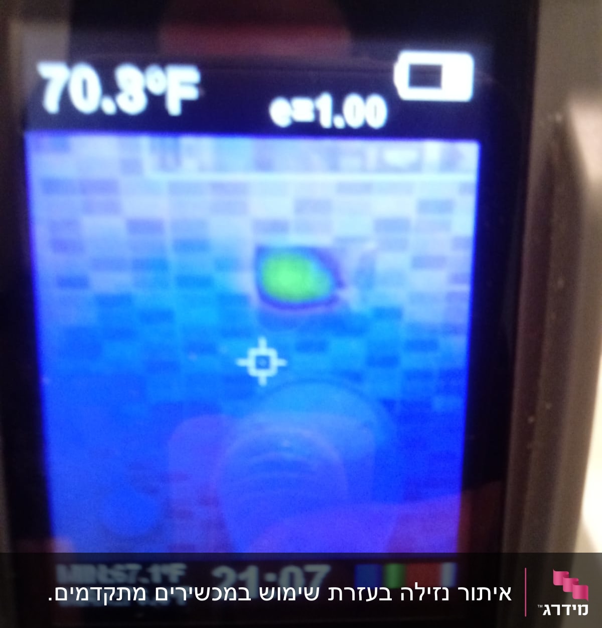 תצוגת מצלמה תרמית עם אזור חם על קיר